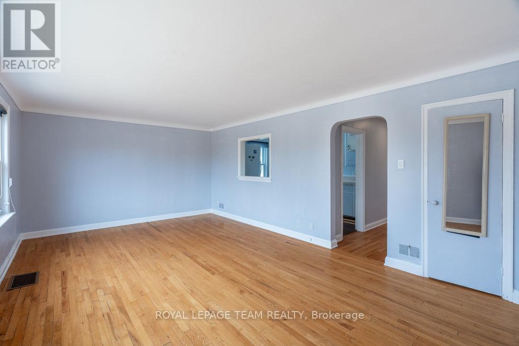 663 Tweedsmuir Avenue, Ottawa, Ontario  K1Z 5P7 - Photo 6 - X12089330