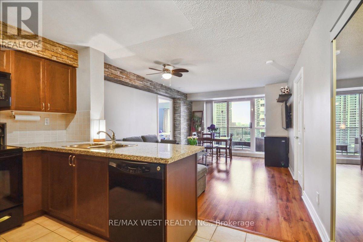 902 - 5 Michael Power Place, Toronto, Ontario  M9A 0A3 - Photo 3 - W12089371
