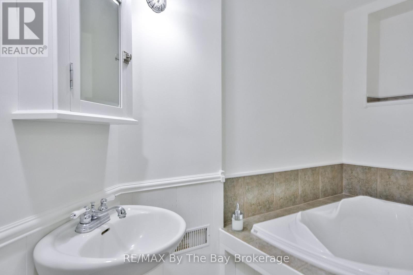336 Robinson Road, Wasaga Beach, Ontario  L9Z 2Z1 - Photo 35 - S12016369