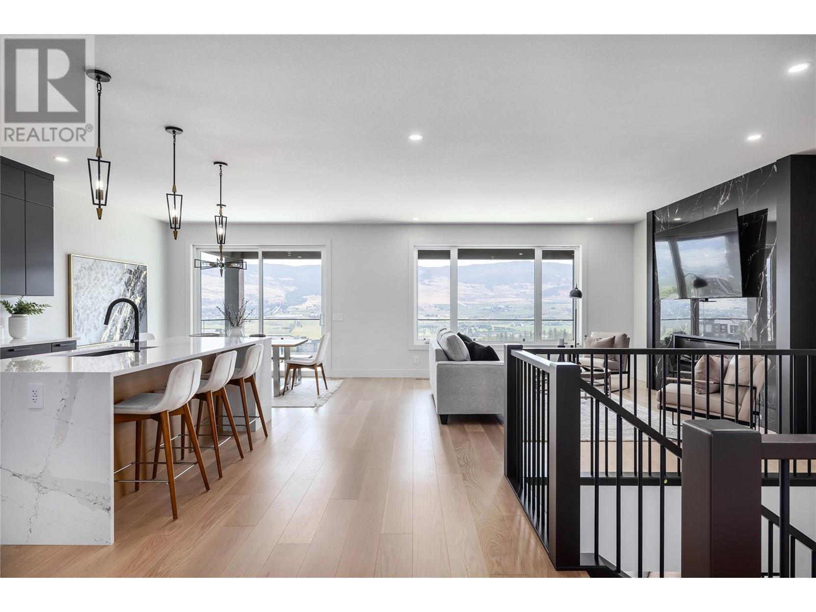Property at 709 Carleton Street image 2