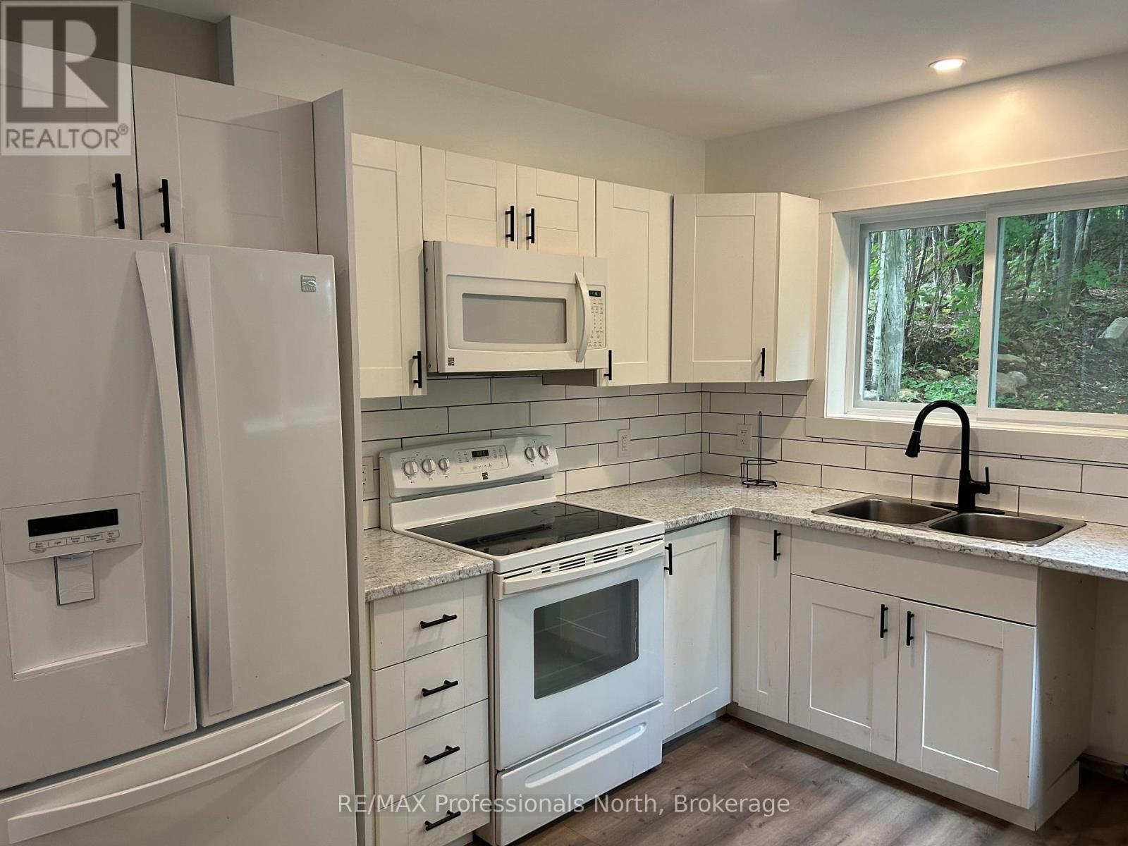 Property at 187 MAIN STREET W image 5