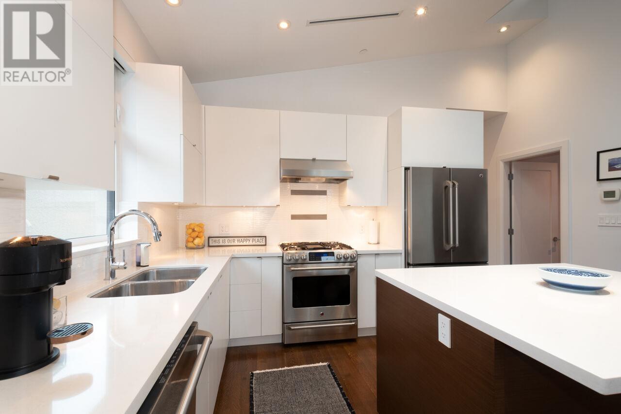 Property at 117 W 26TH AVENUE image 4