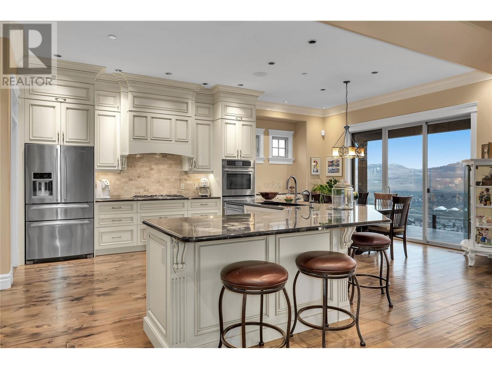 Property at 108 Vineyard Way image 2