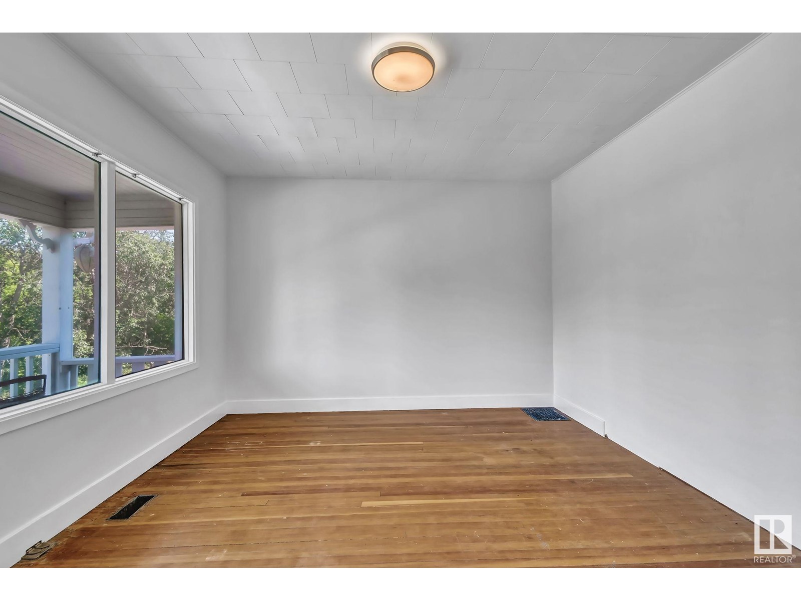 Property at 9807 93A AV NW image 4