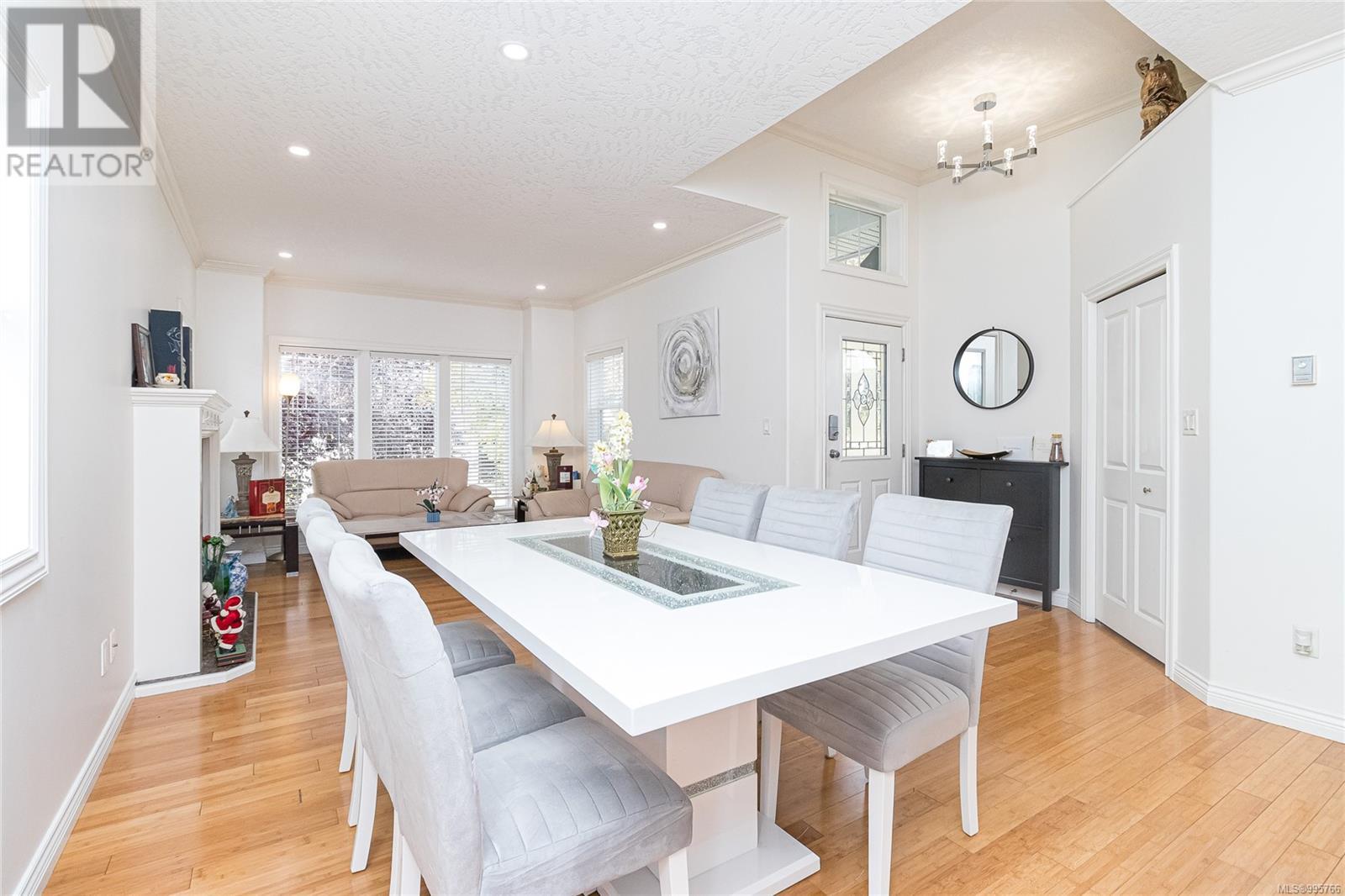 Property at 727 Rogers Ave image 4
