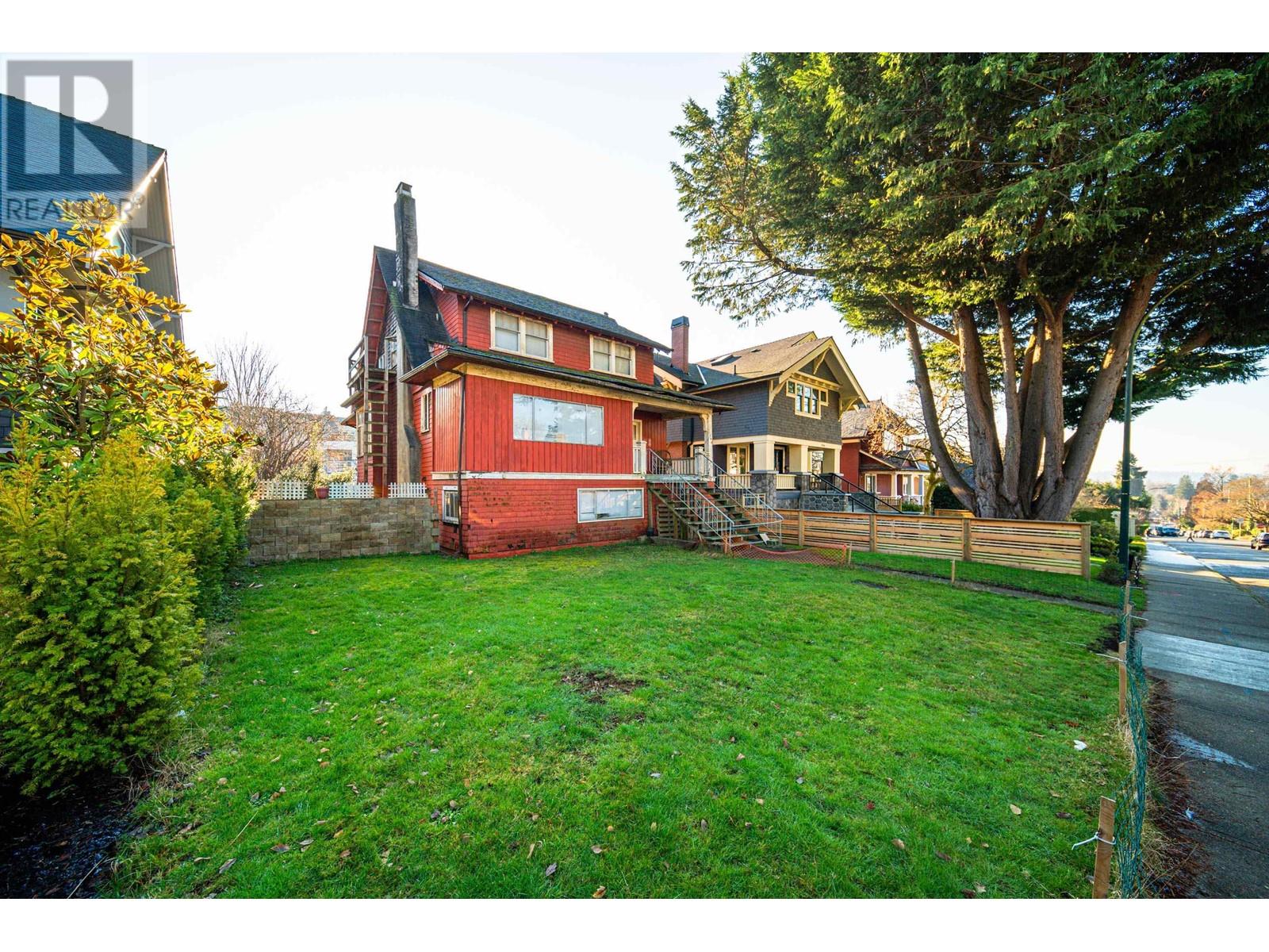 Listing Picture 3 of 22 : 2544 W 3RD AVENUE, Vancouver / 溫哥華 - 魯藝地產 Yvonne Lu Group - MLS Medallion Club Member