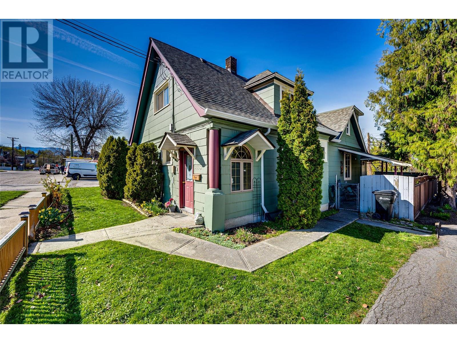 Property at 3008 26 Street image 4