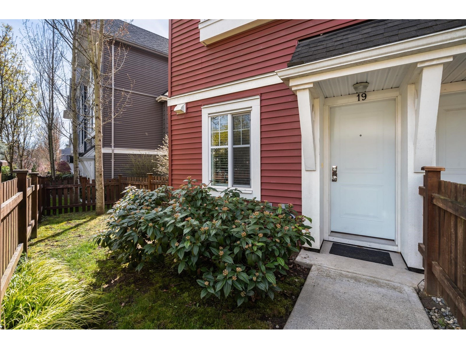 Property at 19 19128 65 AVENUE image 2