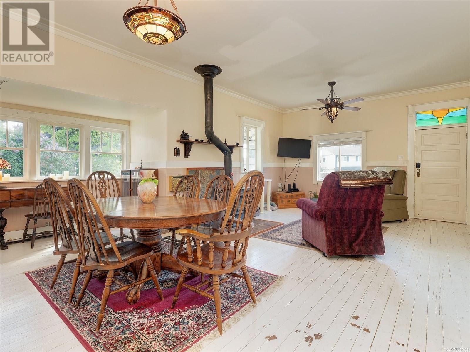 Property at 596 Donovan Ave image 1