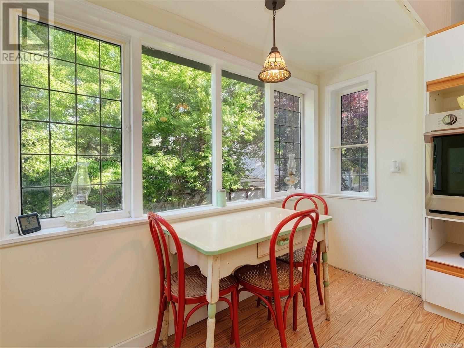 Property at 596 Donovan Ave image 3
