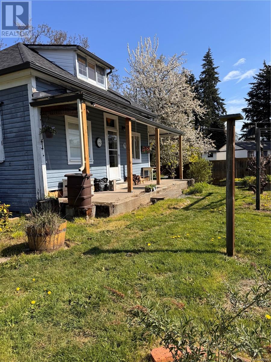 Property at 596 Donovan Ave image 4
