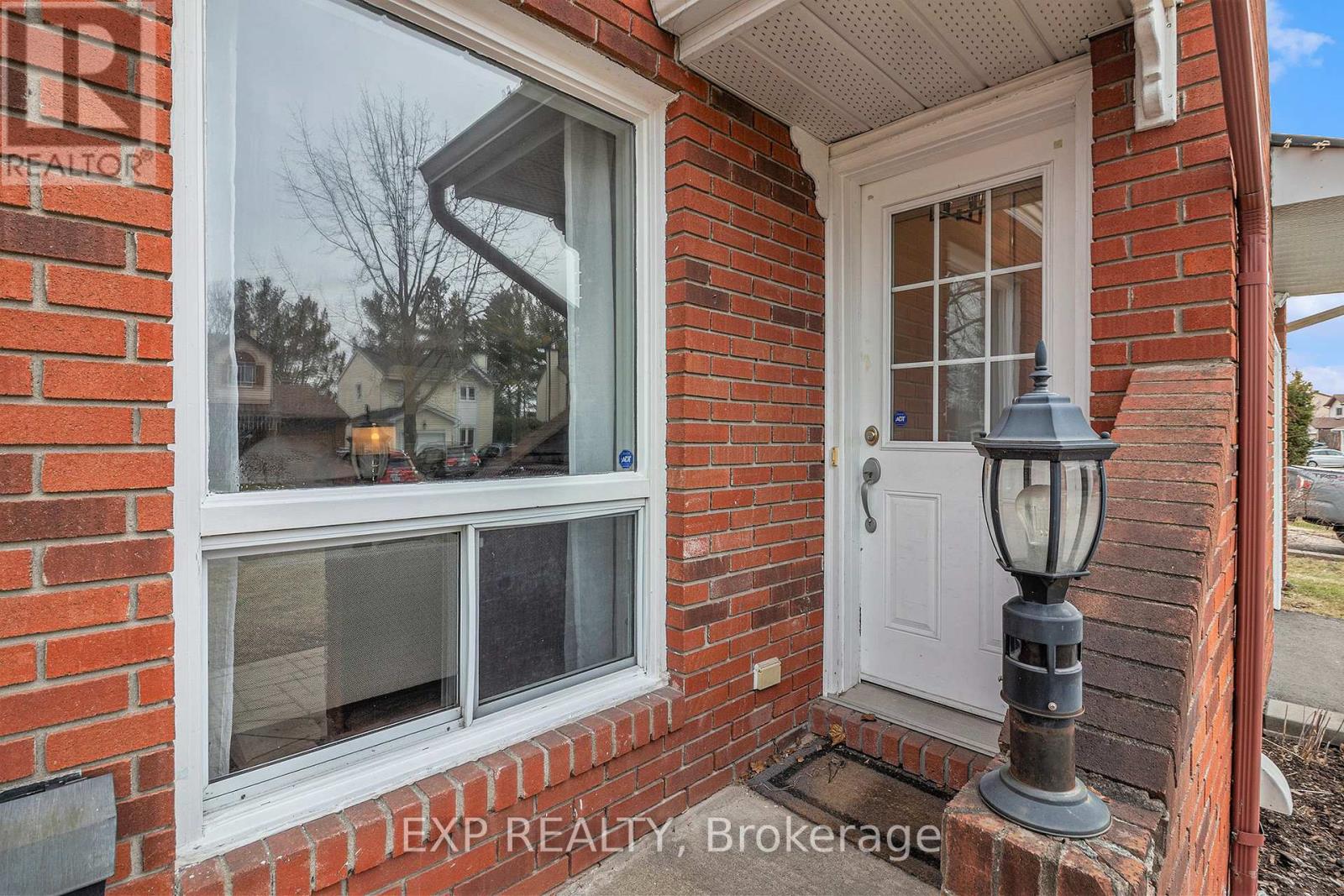 Property at 302 COTE-ROYALE CRESCENT image 3