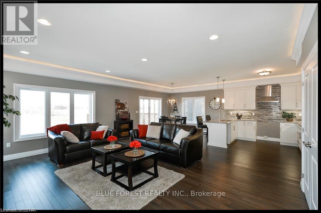 68 Five Stakes Street, Southwold, Ontario  N5P 3T2 - Photo 5 - X12089800