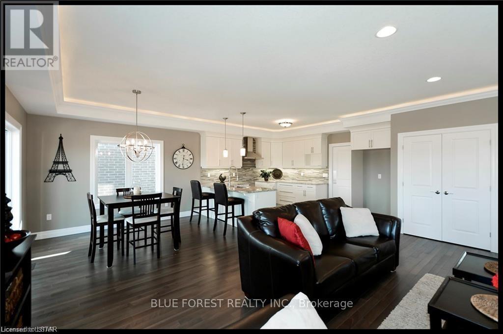 68 Five Stakes Street, Southwold, Ontario  N5P 3T2 - Photo 7 - X12089800