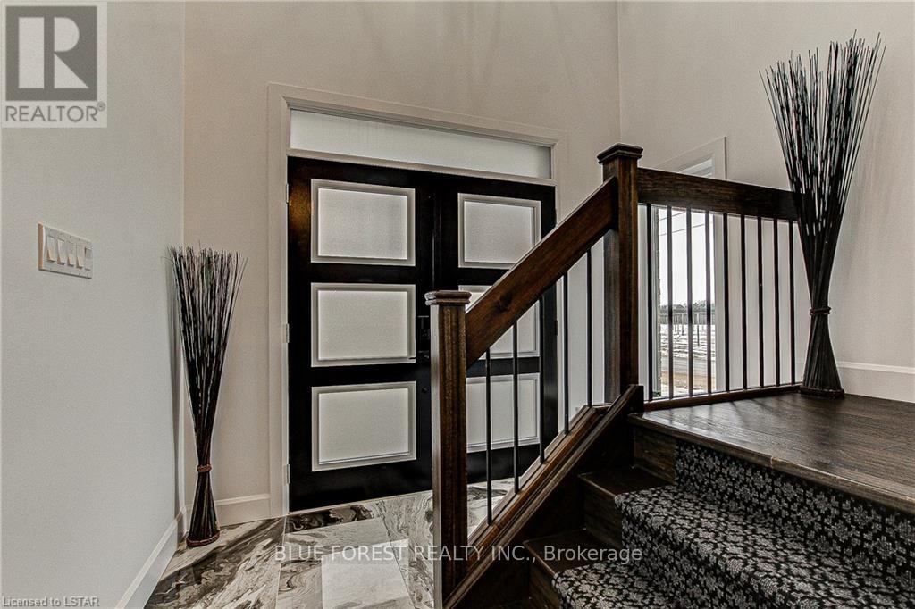 48 Woodland Walk, Southwold, Ontario  N5P 3T2 - Photo 4 - X12089805