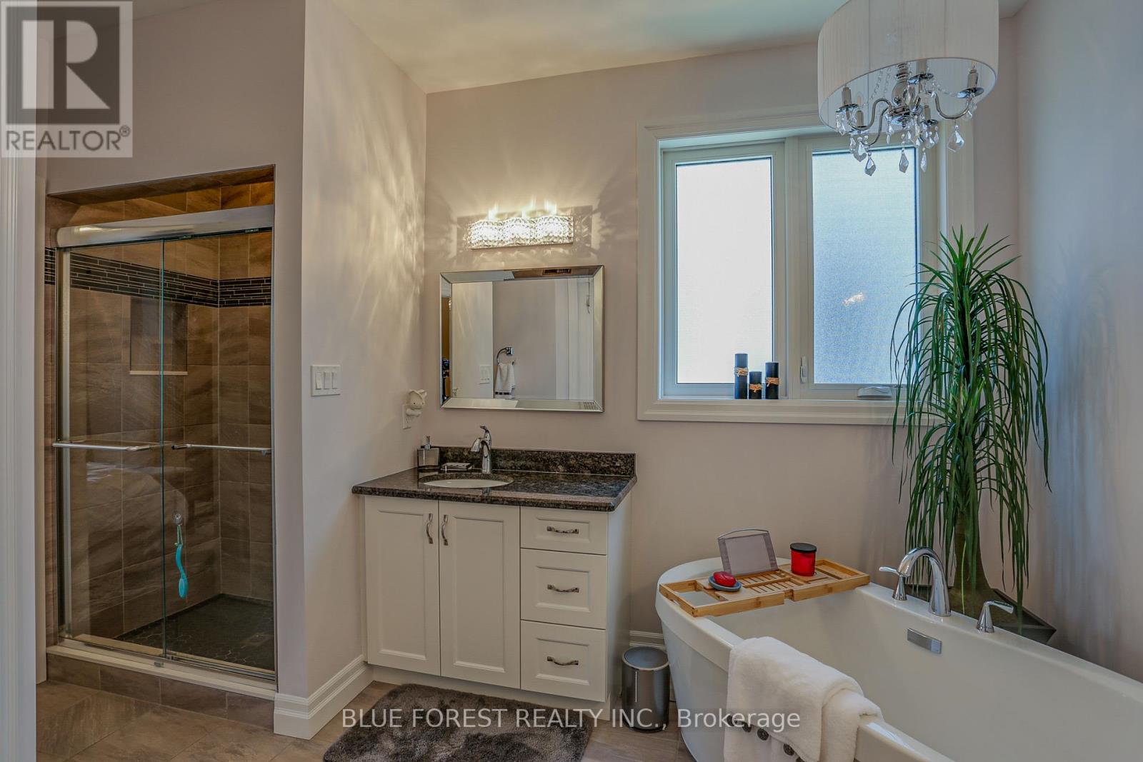 17 Royal Crescent, Southwold, Ontario  N5P 3T2 - Photo 26 - X12089940