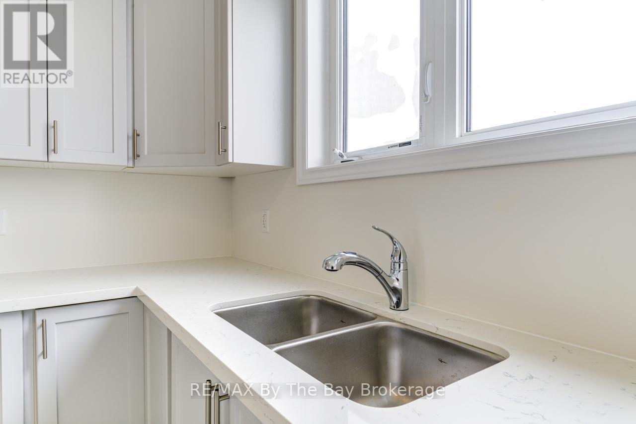 20 Rosanne Circle, Wasaga Beach, Ontario  L9Z 0N8 - Photo 15 - S12089797