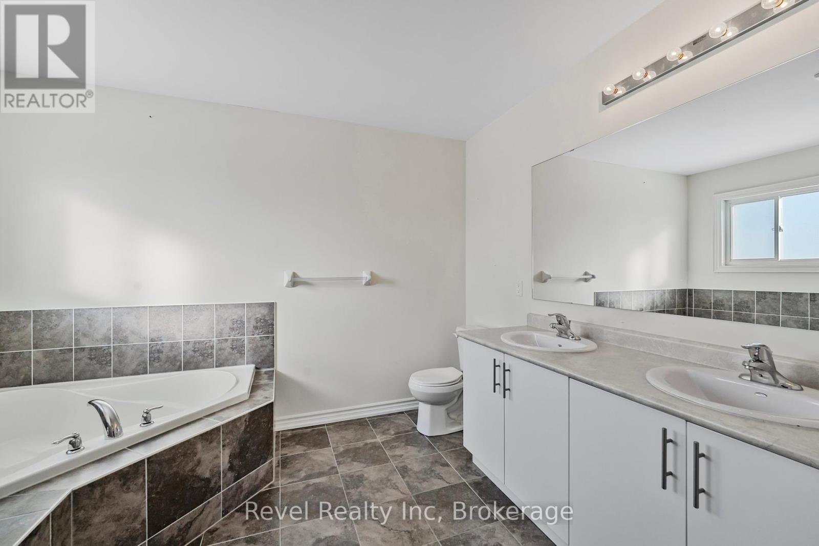 27 Pearl Street, Wasaga Beach, Ontario  L9Z 1J6 - Photo 7 - S12090543