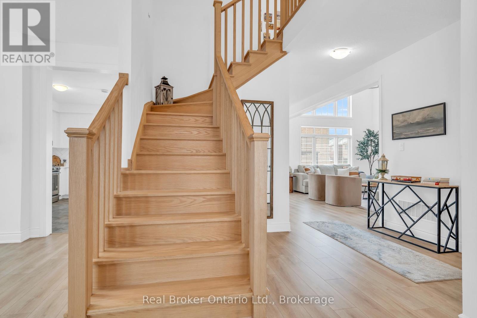14 Venture Way, Thorold, Ontario  L2V 0G9 - Photo 2 - X12090110