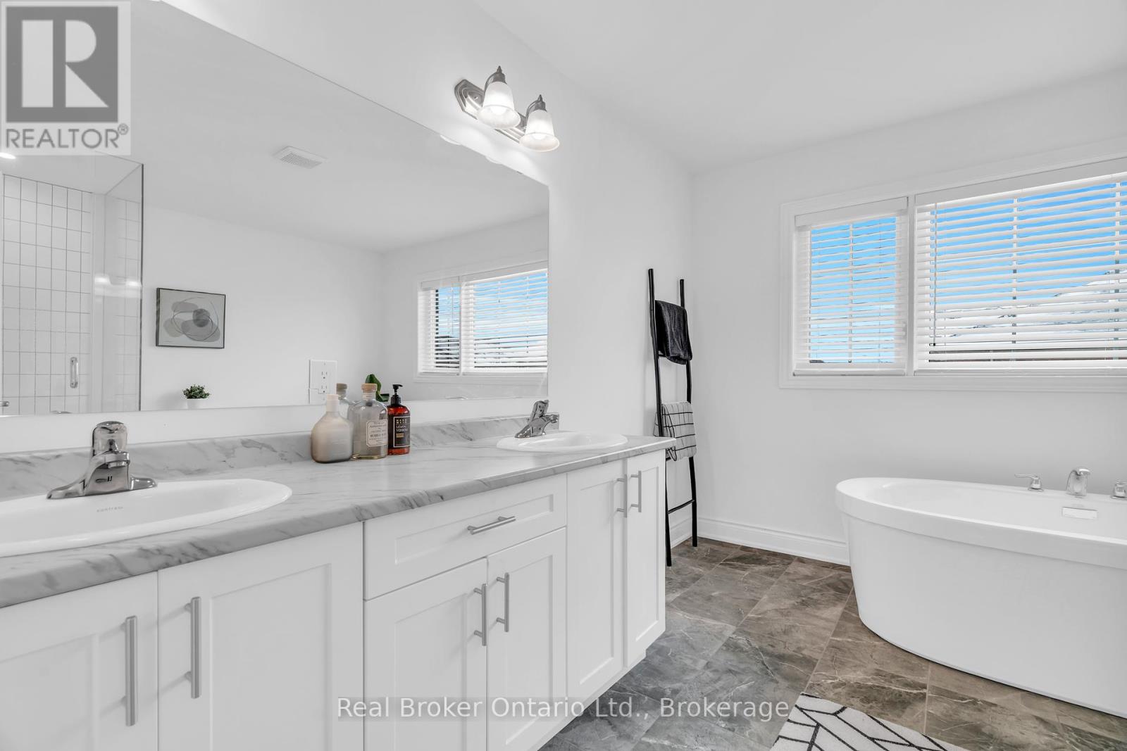 14 Venture Way, Thorold, Ontario  L2V 0G9 - Photo 32 - X12090110