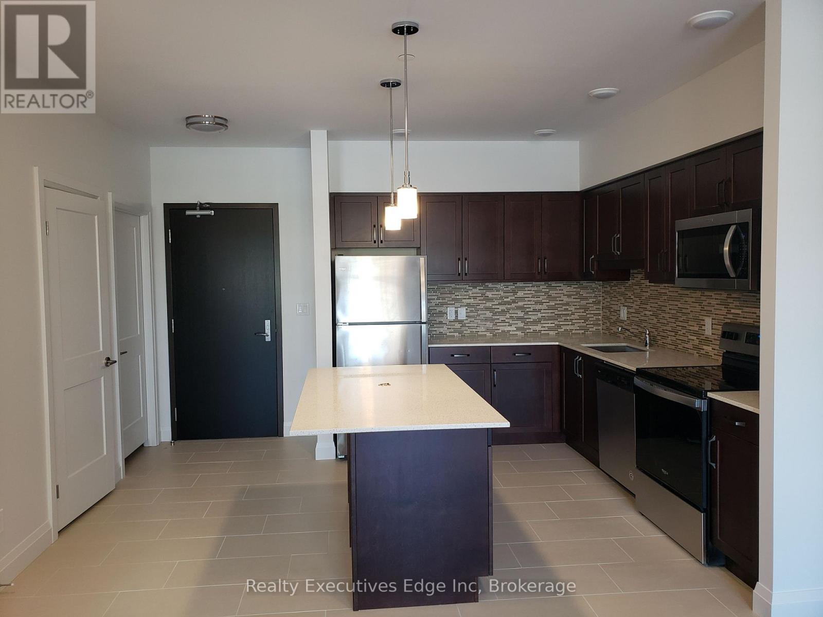 415 - 399 Queen Street S, Kitchener, Ontario  N2G 0C4 - Photo 2 - X12090251