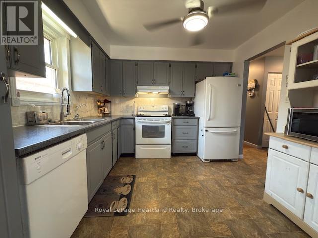27 Toronto Boulevard, Huron East (Vanastra), Ontario  N0M 1L0 - Photo 8 - X12090407