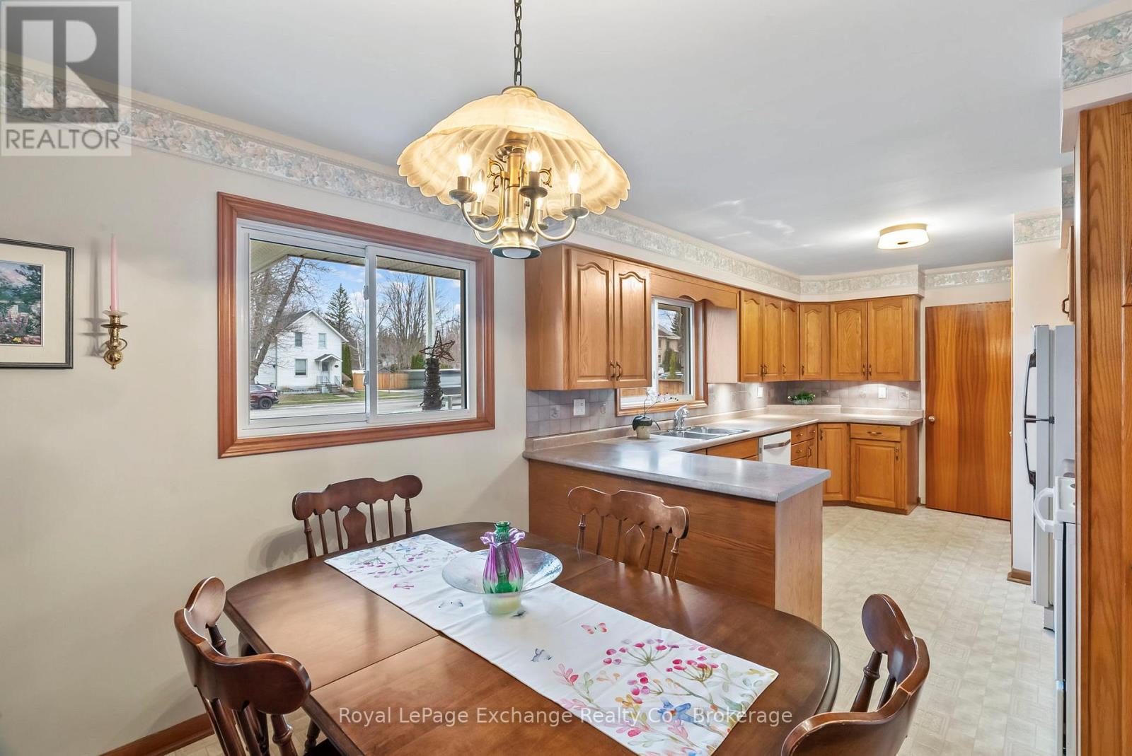 268 Broadway Street, Kincardine, Ontario  N2Z 2X9 - Photo 10 - X12090503