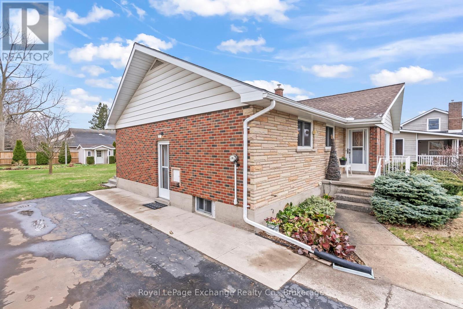 268 Broadway Street, Kincardine, Ontario  N2Z 2X9 - Photo 3 - X12090503