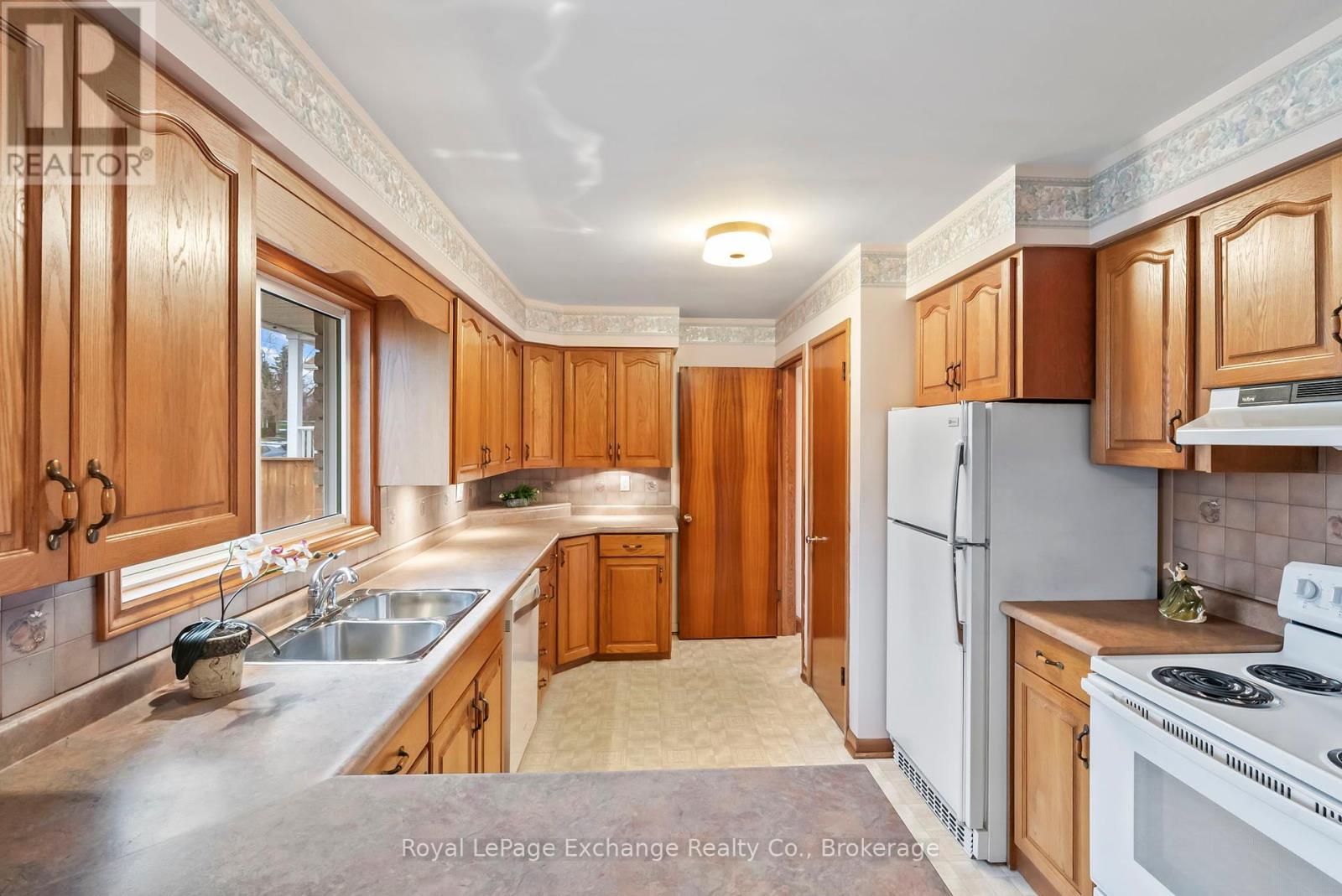 268 Broadway Street, Kincardine, Ontario  N2Z 2X9 - Photo 8 - X12090503