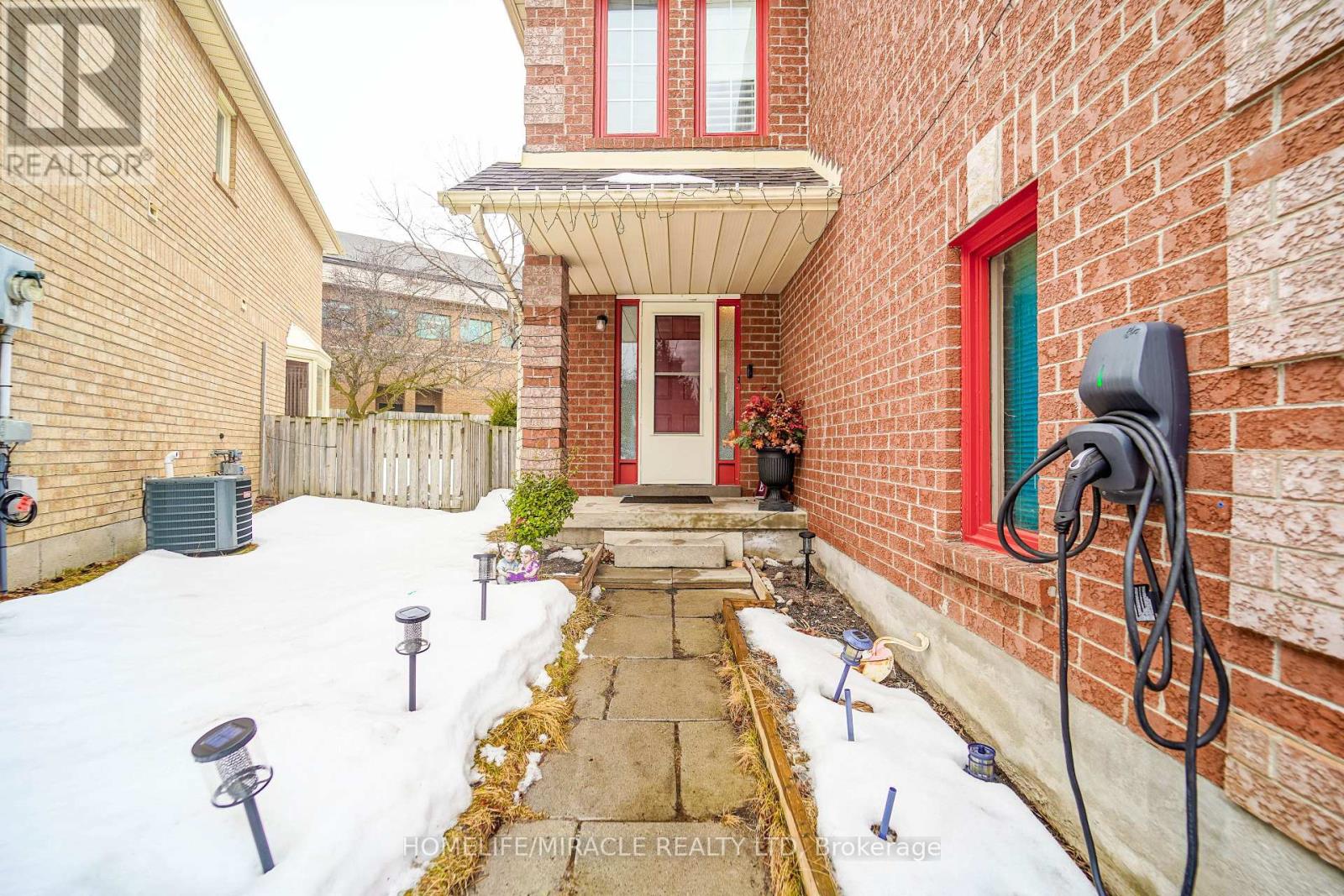 15 Heaver Drive, Whitby, Ontario  L1N 9K4 - Photo 3 - E12090194