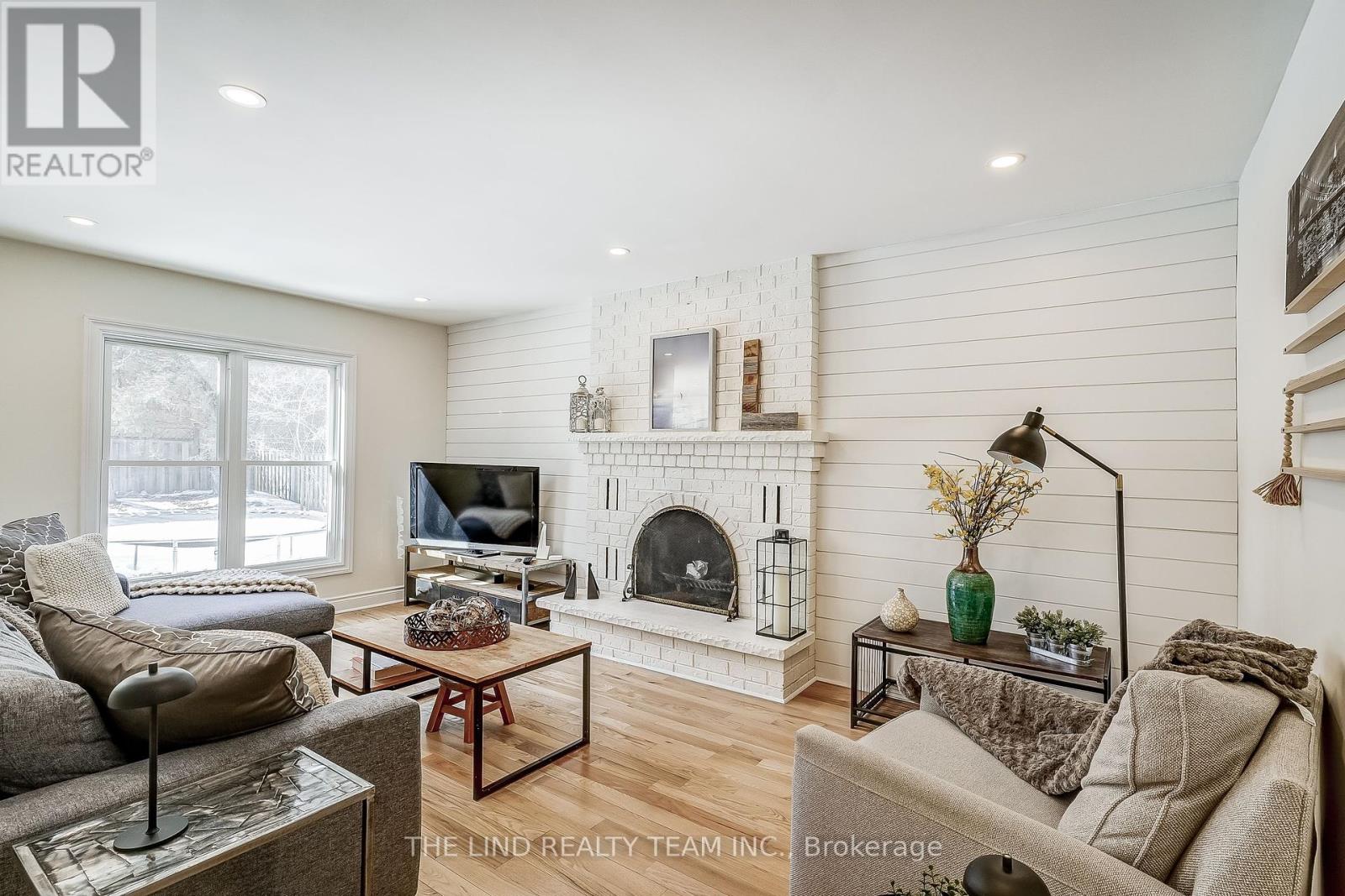 23 Petch Crescent, Aurora, Ontario  L4G 5P4 - Photo 4 - N12089843