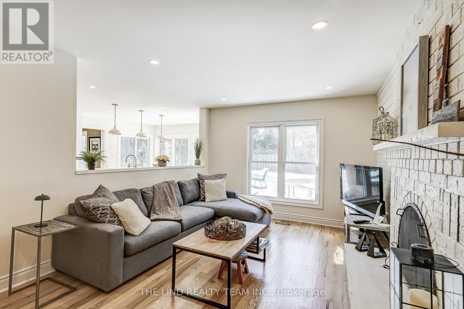 23 Petch Crescent, Aurora, Ontario  L4G 5P4 - Photo 5 - N12089843
