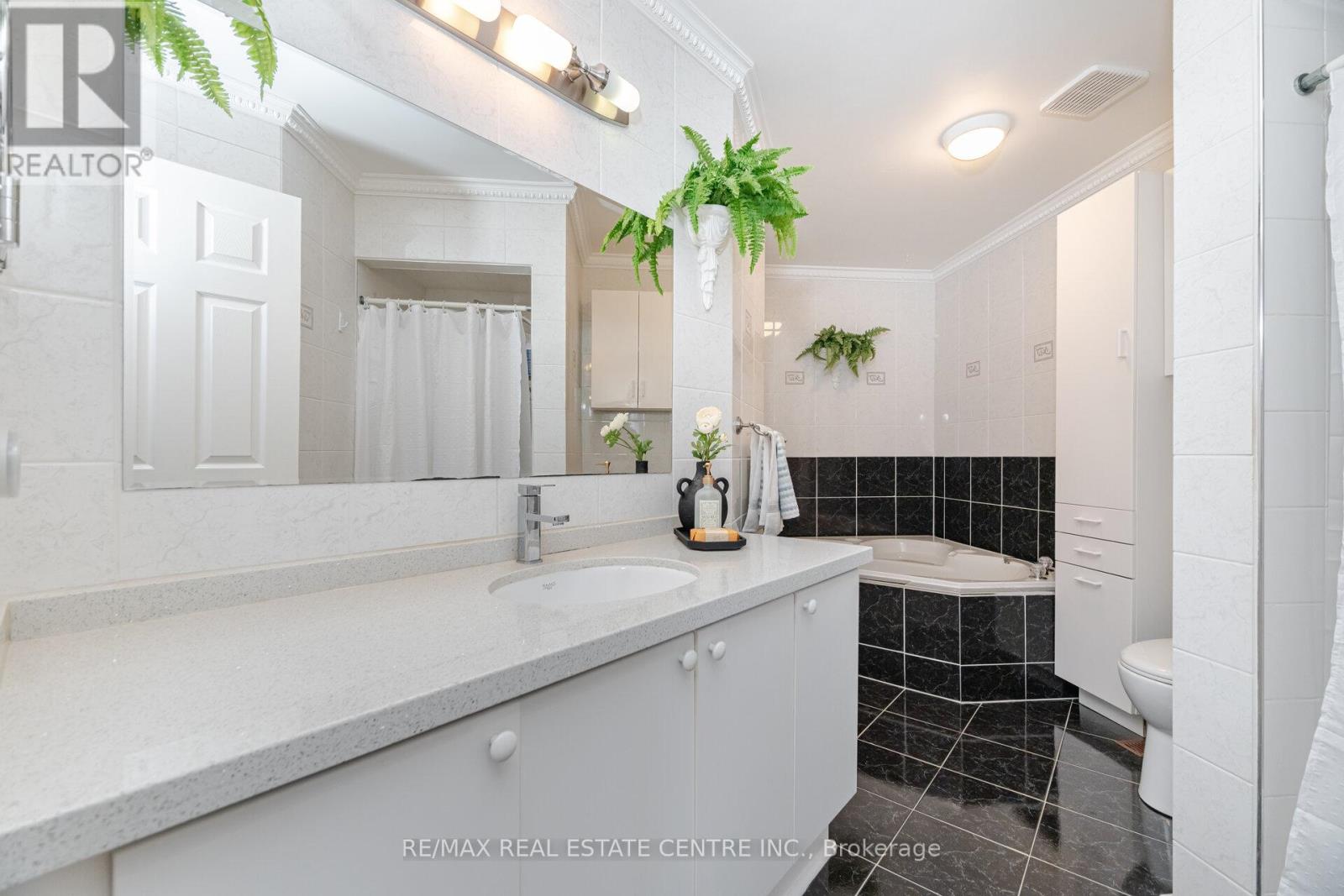 1078 Windsor Hill Boulevard, Mississauga, Ontario  L5V 1P4 - Photo 29 - W12089490
