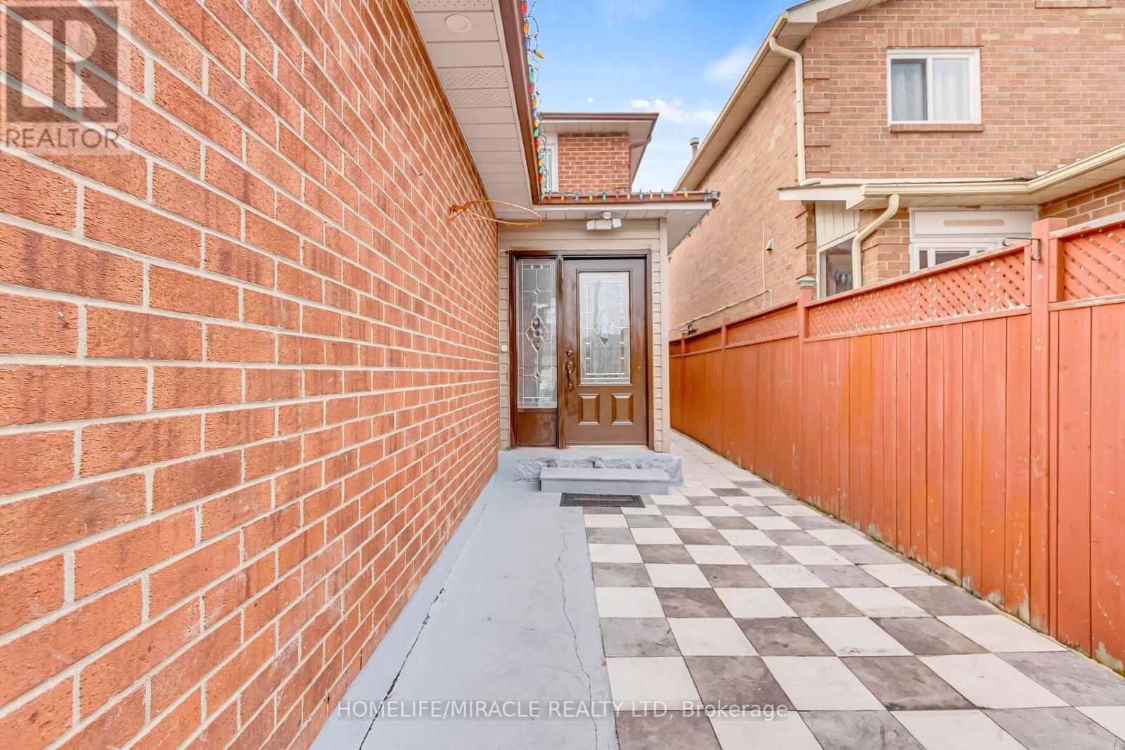 4 Colchester Avenue, Brampton, Ontario  L6Z 3R1 - Photo 10 - W12090261