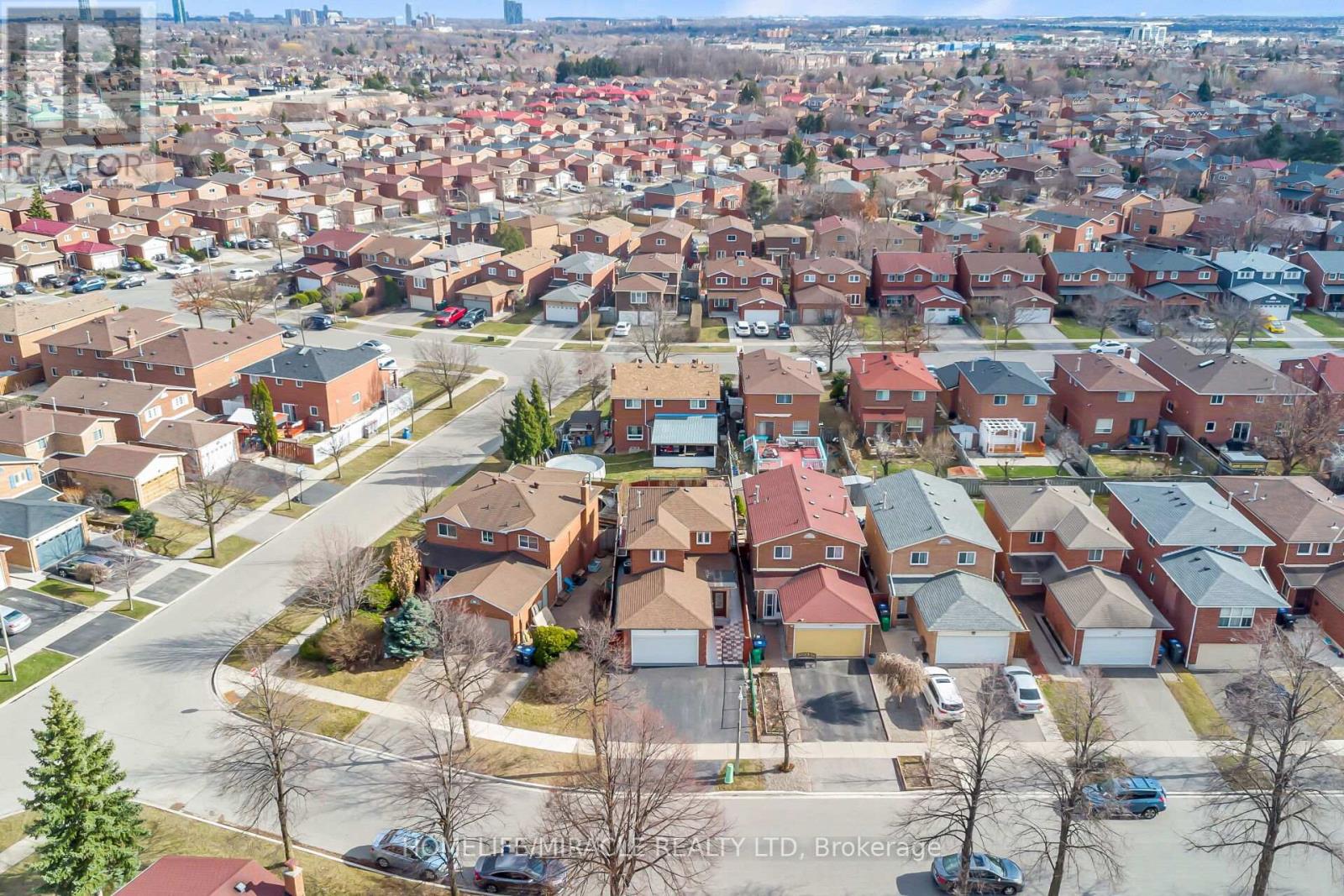 4 Colchester Avenue, Brampton, Ontario  L6Z 3R1 - Photo 3 - W12090261
