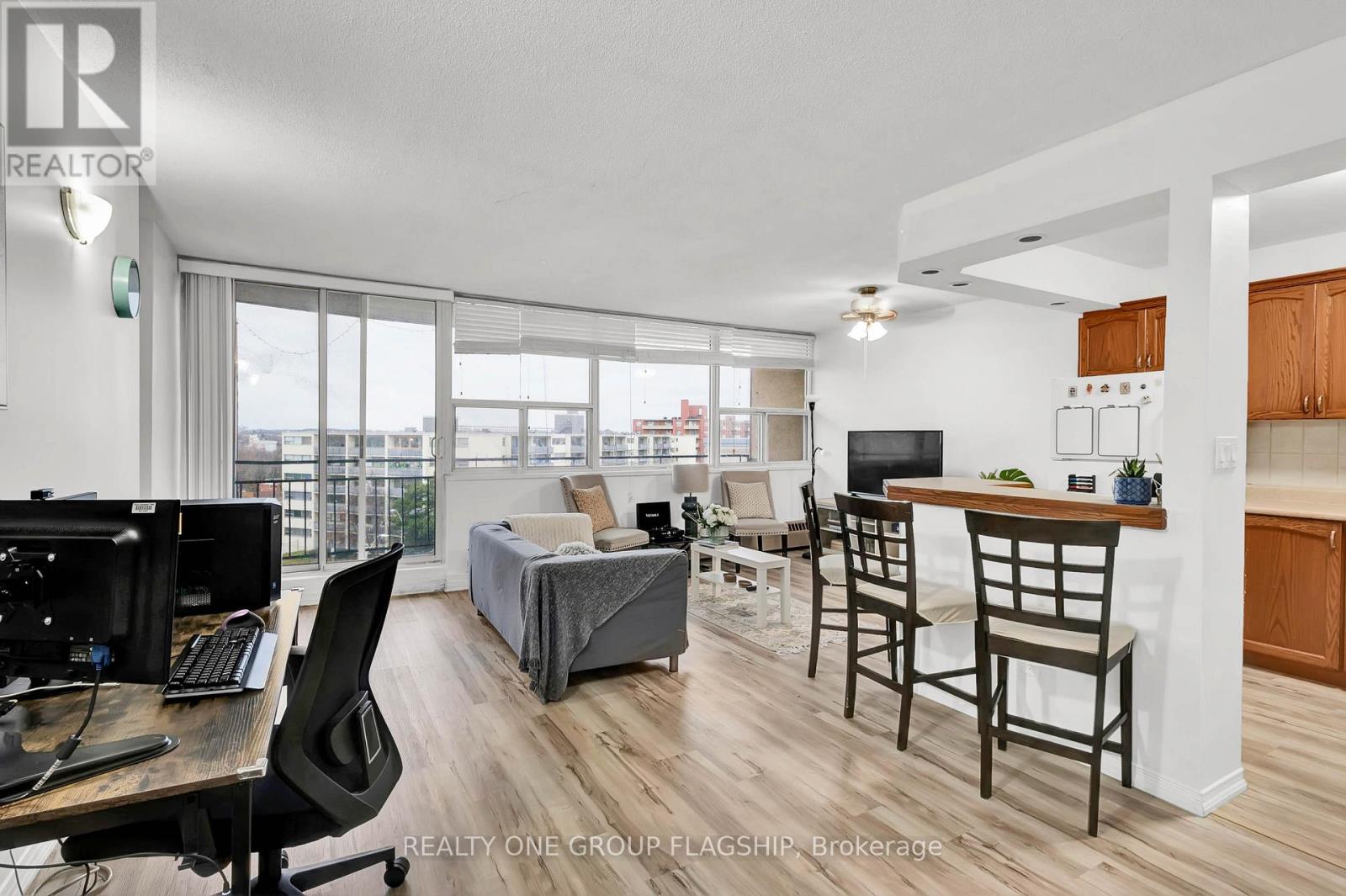 702 - 293 Mohawk Road E, Hamilton, Ontario  L9A 2J1 - Photo 2 - X12090271