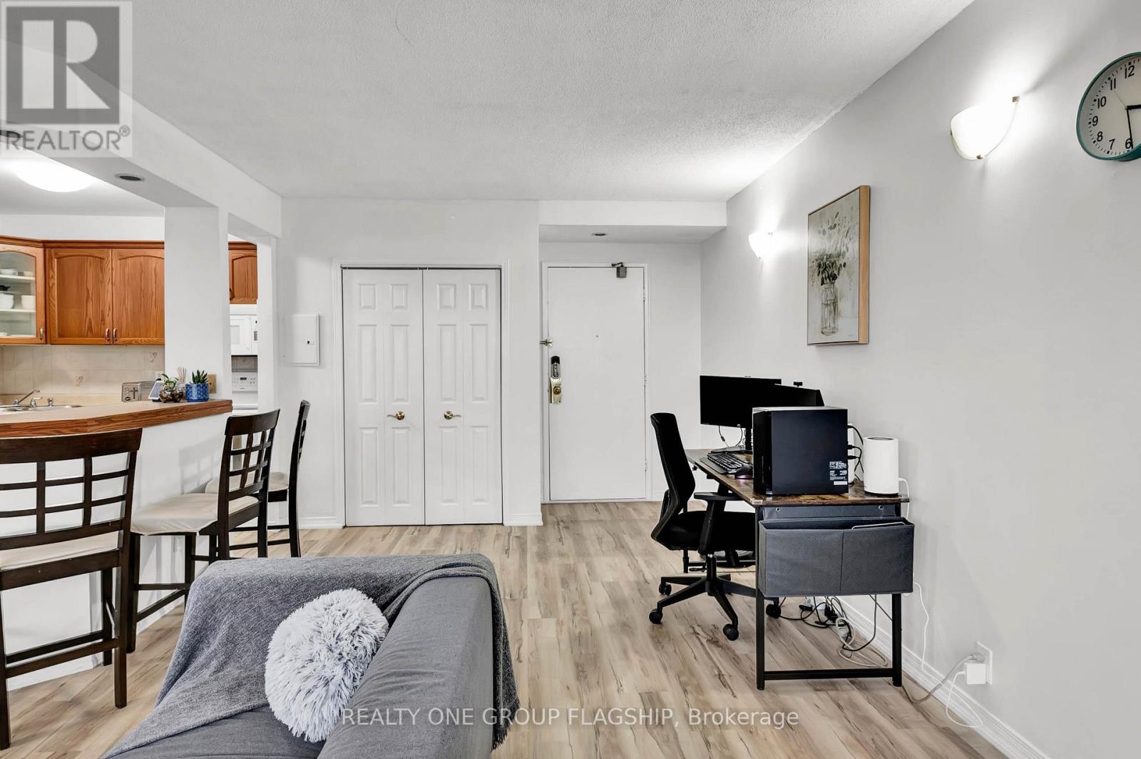 702 - 293 Mohawk Road E, Hamilton, Ontario  L9A 2J1 - Photo 3 - X12090271