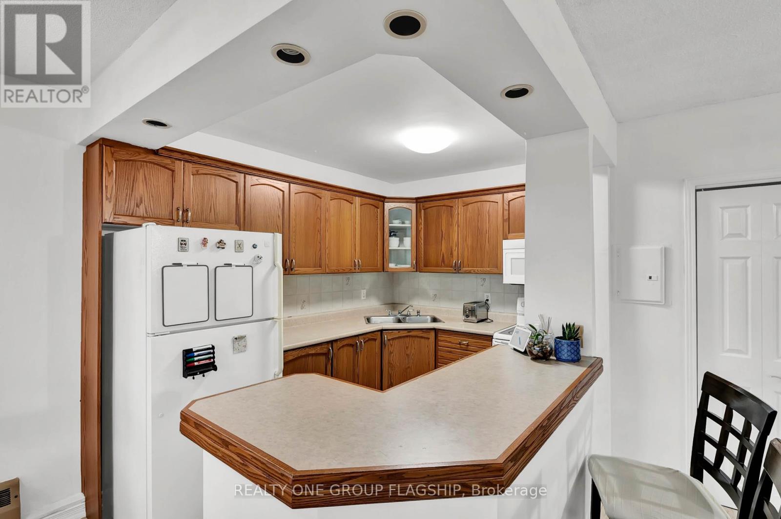 702 - 293 Mohawk Road E, Hamilton, Ontario  L9A 2J1 - Photo 8 - X12090271