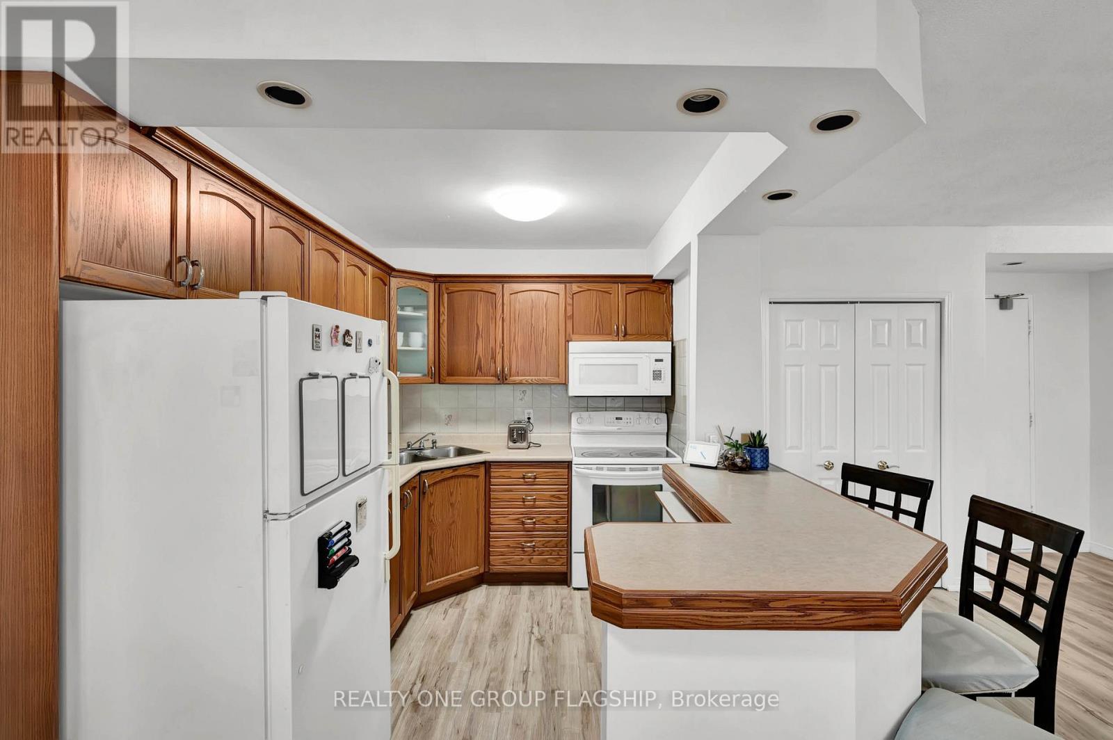 702 - 293 Mohawk Road E, Hamilton, Ontario  L9A 2J1 - Photo 9 - X12090271