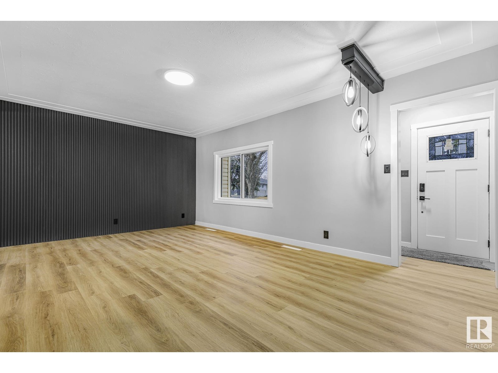 Property at 12319 96 ST NW image 3
