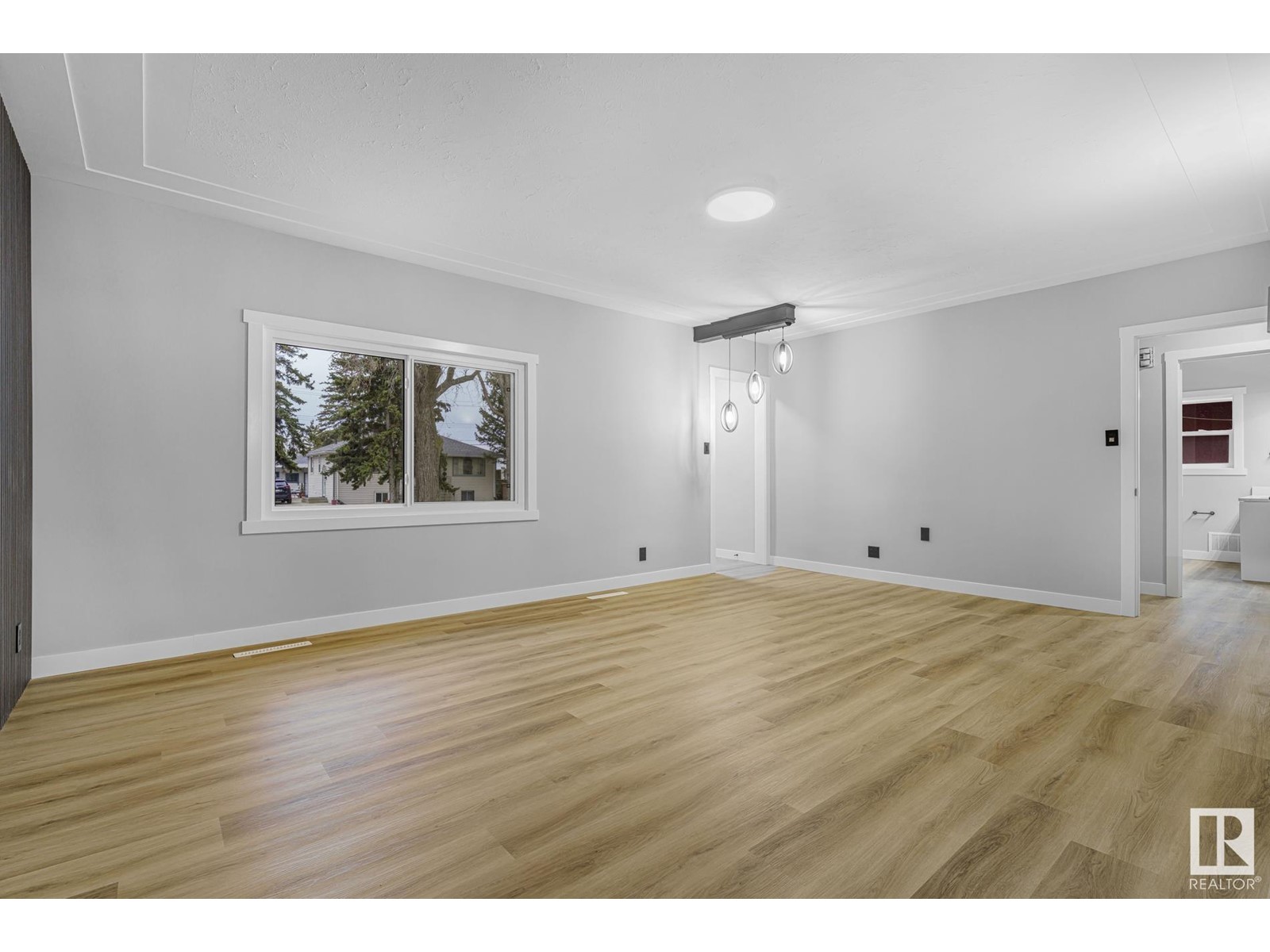 Property at 12319 96 ST NW image 4