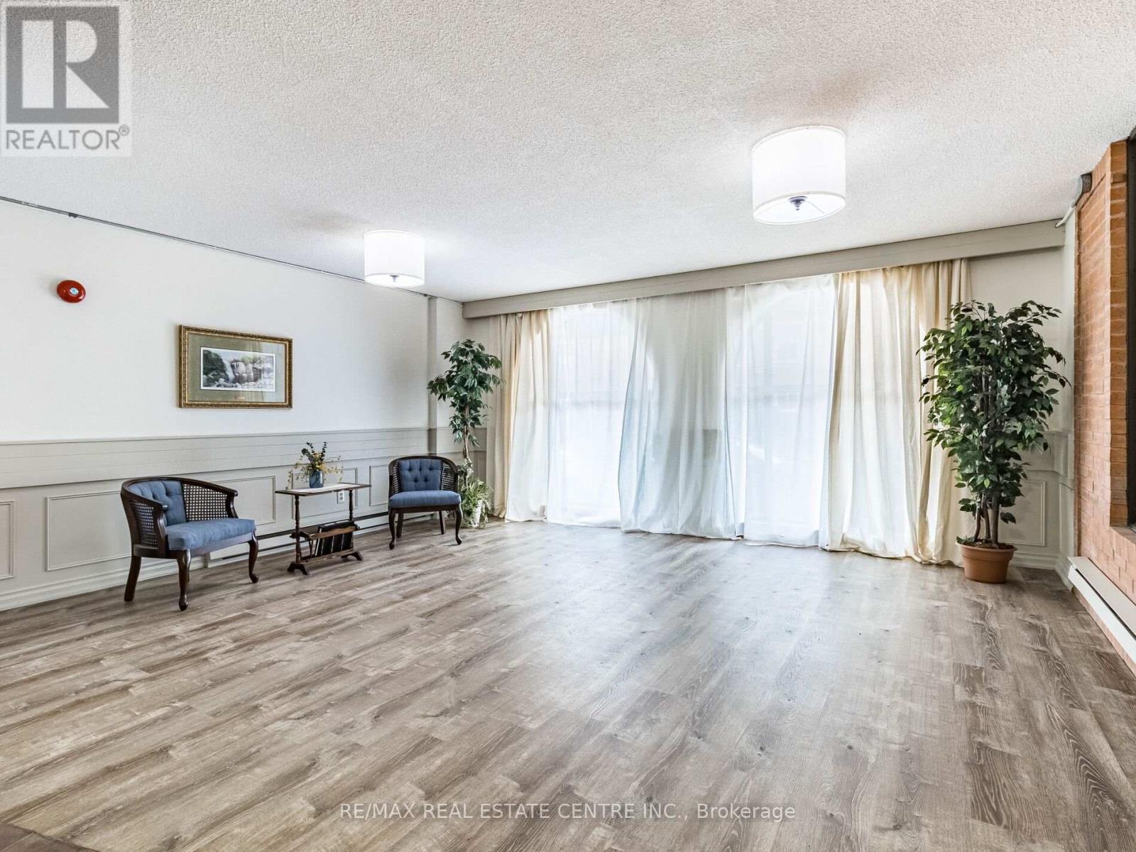 406 - 23 Main Street, Hamilton, Ontario  L9H 2P7 - Photo 8 - X12090780