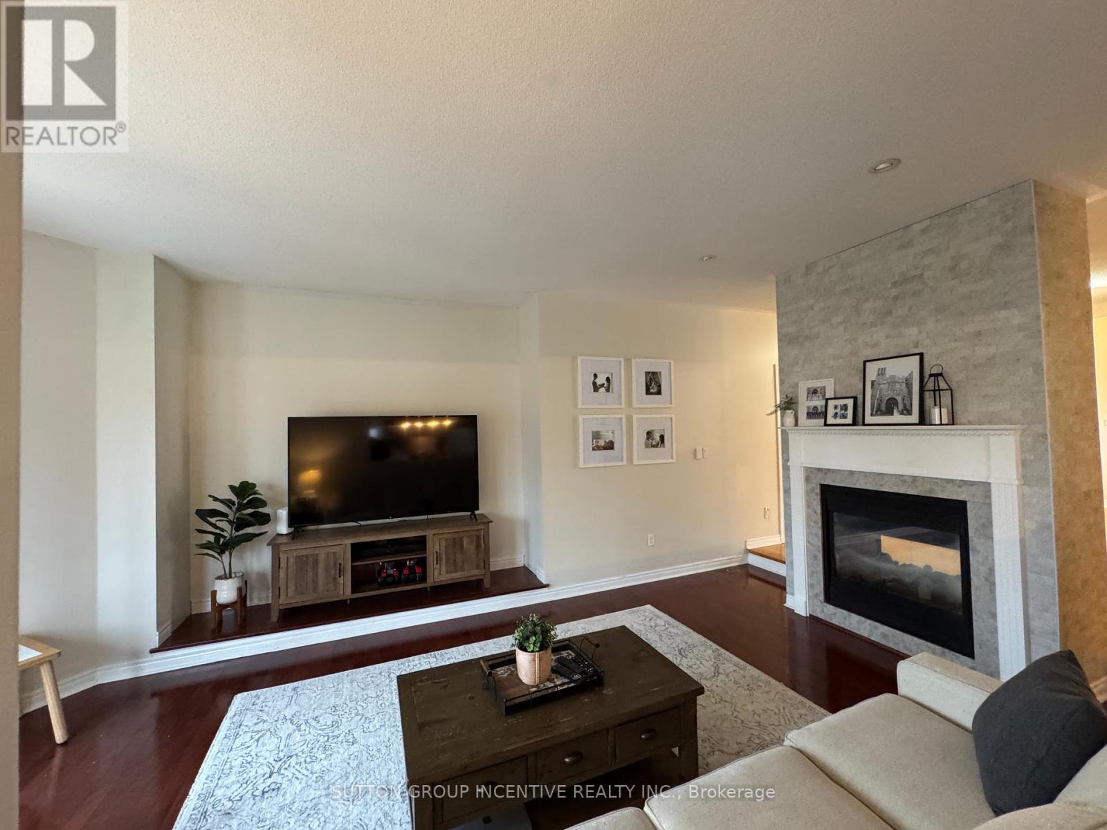 2 Camelot Square, Barrie, Ontario  L4M 0C2 - Photo 11 - S12090795