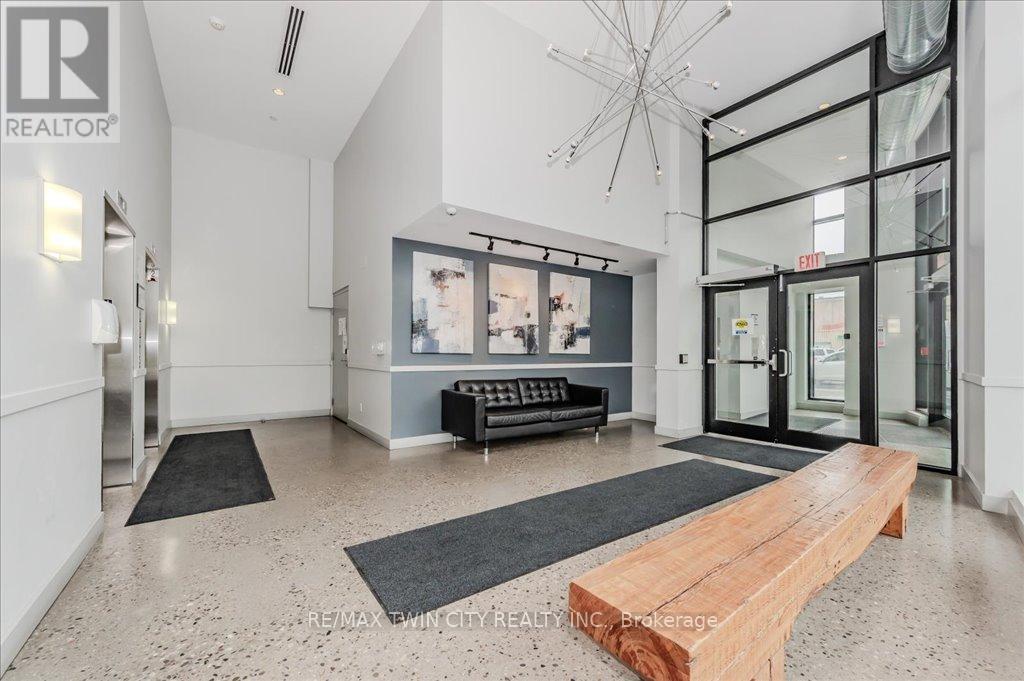 1707 - 1 Victoria Street S, Kitchener, Ontario  N2G 0B5 - Photo 2 - X12090837