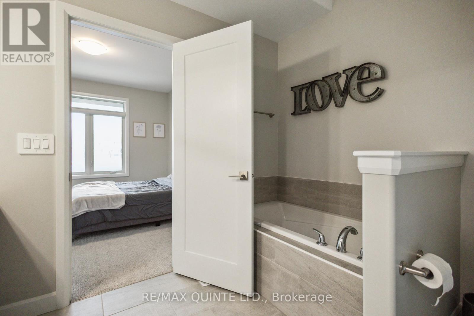 70 Riverstone Way, Belleville (Thurlow Ward), Ontario  K8N 0S6 - Photo 17 - X12090937