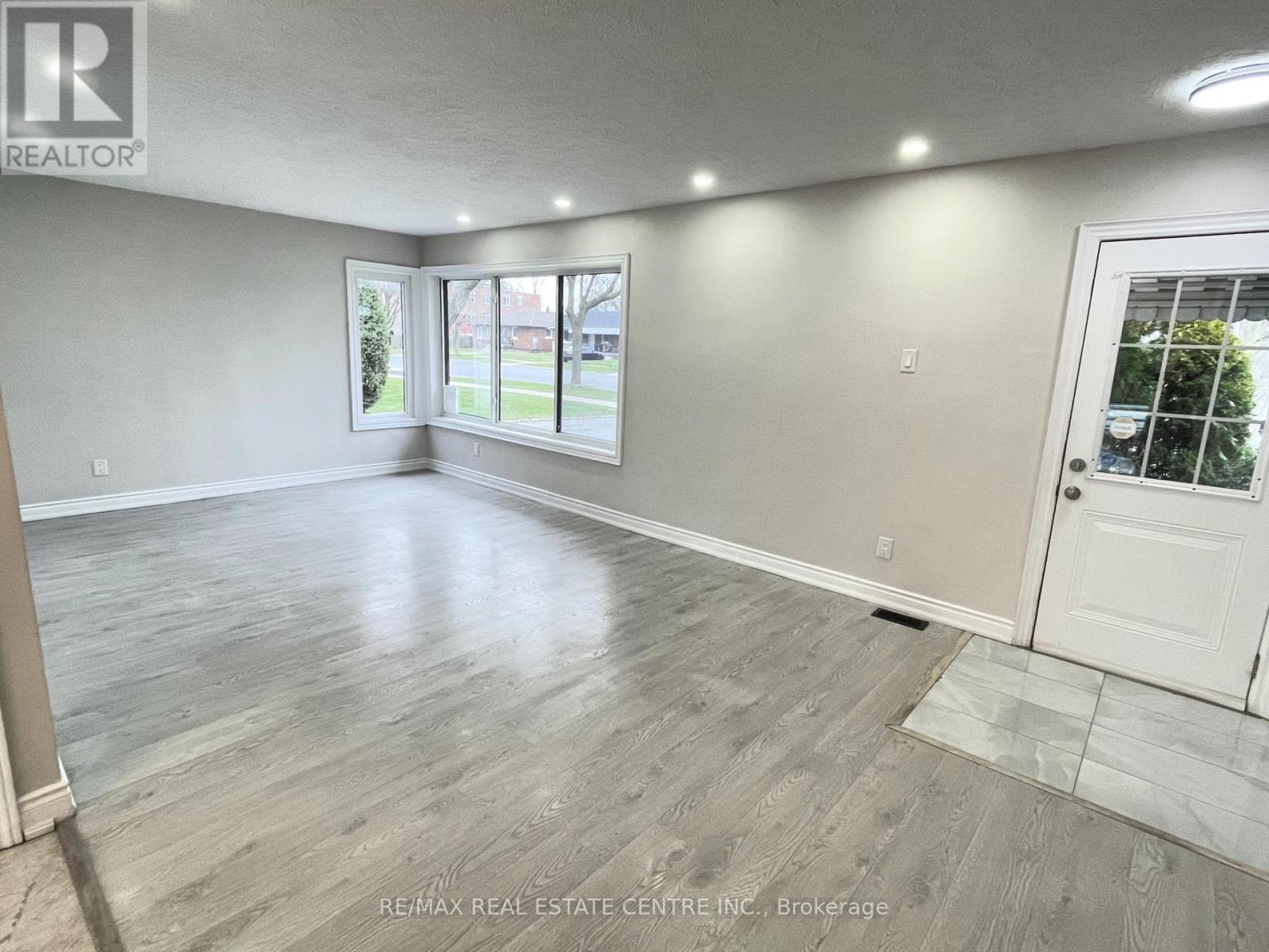 Property at 5866 VALLEY WAY image 4