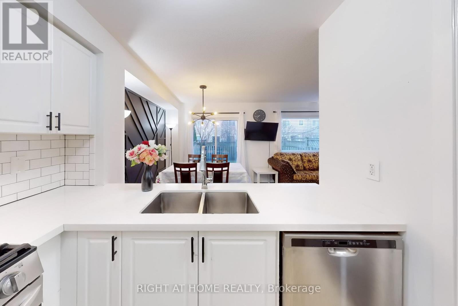 7 Macmillan Avenue, Whitby, Ontario  L1R 3H4 - Photo 7 - E12090928