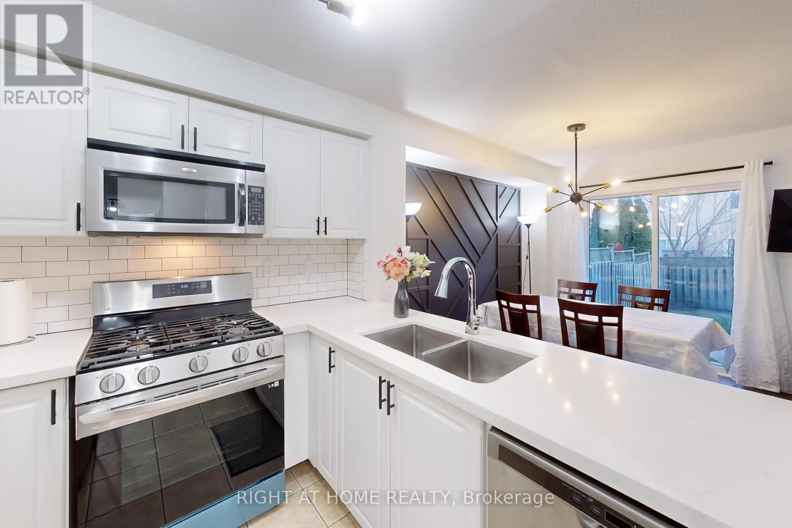 7 Macmillan Avenue, Whitby, Ontario  L1R 3H4 - Photo 8 - E12090928