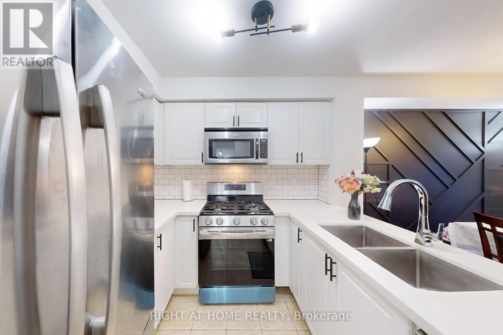 7 Macmillan Avenue, Whitby, Ontario  L1R 3H4 - Photo 9 - E12090928