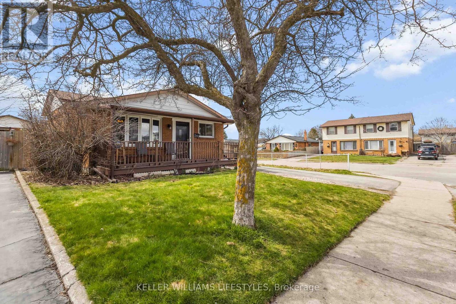 Photo 4 of 38 for 3 Kipling Avenue